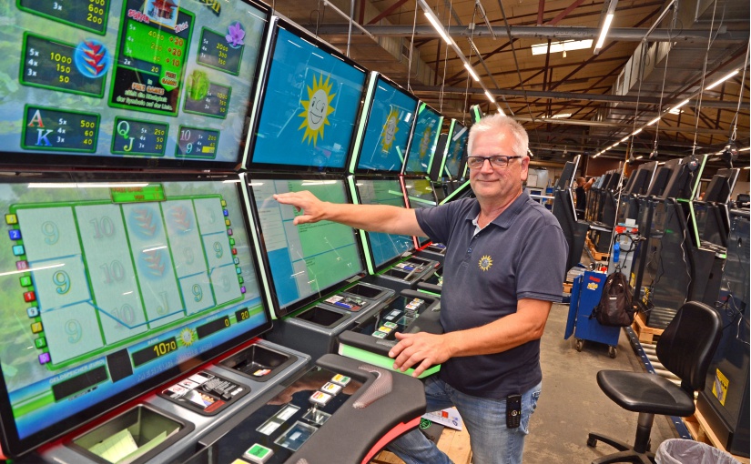 Am Standort Lübbecke werden noch 30 Fachkräfte für den Elektronikbereich gesucht, die unter anderem Wolfgang Schimschal bei der Arbeit unterstützen. - Foto: Gauselmann