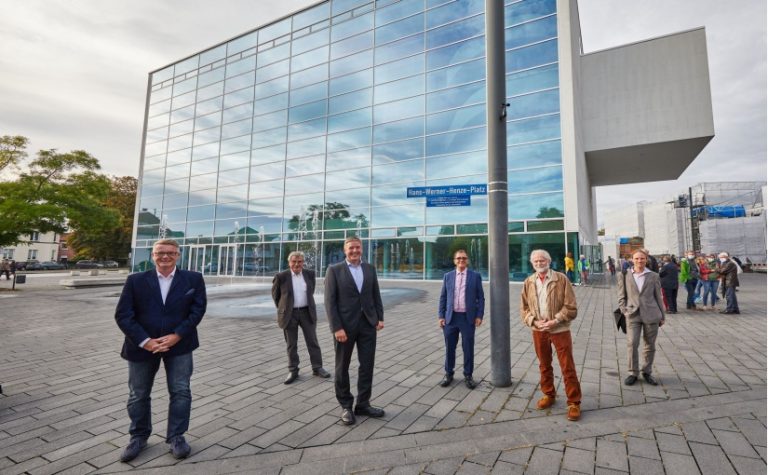 Freuten sich über eine gelungene Auftaktveranstaltung zum Henze Herbst 2020 mit Benennung des Platzes vor dem Theater in Hans-Werner-Henze-Platz: (von l. nach r.) Andreas Kimpel (Beigeordneter für Kultur und Weiterbildung), Giesbert Nunnemann (Heimatverein Gütersloh), Bürgermeister Henning Schulz, Dr. Michael Kerstan (Hans Werner Henze-Stiftung), Hans-Peter Rosenthal (Kulturausschuss), Dr. Franz Jungbluth (Stadtmuseum Gütersloh). - Foto: Kultur Räume Gütersloh