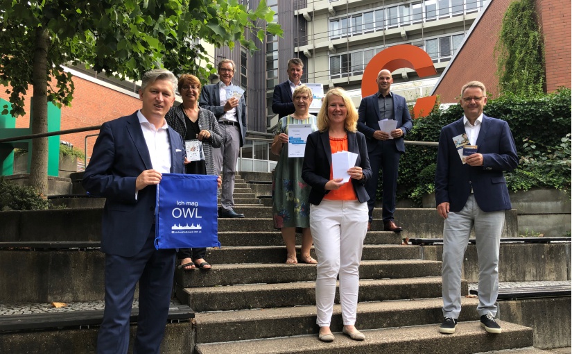 Foto (Universität Paderborn, Marc Schüle): v. l.: Ansgar Käter (VerbundVolksbank OWL), Prof. Dr. Birgitt Riegraf (Präsidentin Universität Paderborn), Christoph Schön (Stabsstelle Hochschulnetzwerk und Fundraising, Universität Paderborn) Sylvia Looks (CLAAS Stiftung Harsewinkel), Sigrun Weigel (Vauth-Sagel Brakel), Markus Schoisswohl (HEGLA GmbH Beverungen), Peter Herrmann (HEGLA GmbH Beverungen) Bernd Schäfers-Maiwald (dSPACE Paderborn).