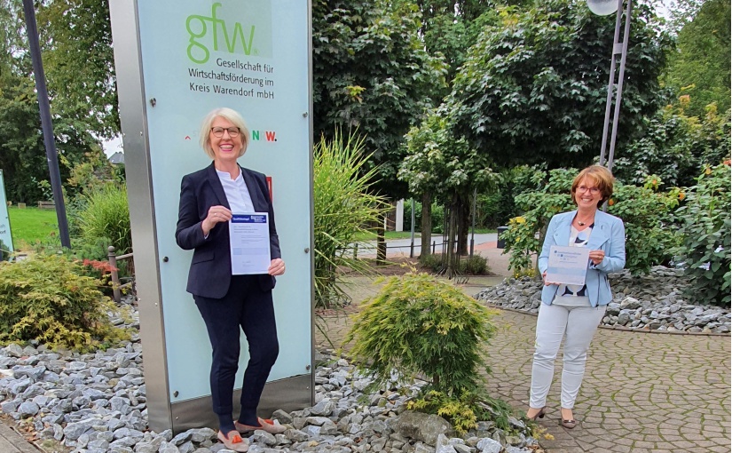 gfw-Geschäftsführerin Petra Michalczak-Hülsmann (links) freut sich mit Astrid Laudage über das erneut an die Wirtschaftsförderung des Kreises vergebene Siegel „Familienfreundlicher Arbeitgeber“. - Foto: gfw Jessica Kleine