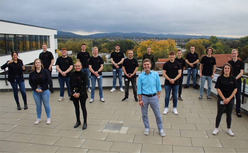 Die Auszubildenden und Wolfgang Gwiasda (vorne, 2.v.r.) der zweiten Gruppe waren sichtlich erleichtert nach ihrer Präsentation. - Foto: Weidmüller