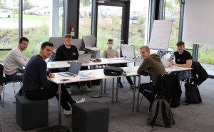 Intensiv bereiteten die Azubis ihre Präsentation in den jeweiligen Gruppen vor und wendeten dabei ihre neu gelernten Kompetenzen an. - Foto: Weidmüller