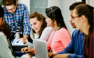 Beim Makeathon kommt der erfinderische Nachwuchs zu gemeinsamen Workshops zusammen. - Foto: WAGO Stiftung