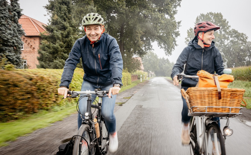 Regen hält die Münsterländer nicht vom Fahrradfahren ab. Bei guten Strecken kein Problem! Radfahrer unterwegs bei Regen © Münsterland e.V./Christoph Steinweg