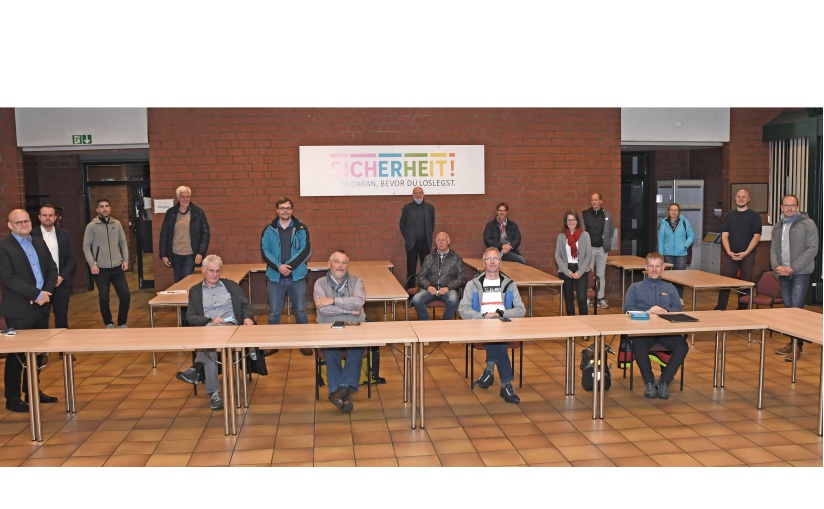 Tobias Koch (v.l.) und Daniel Georg begrüßten die Mitglieder des Energie-Arbeitskreises im Namen der Stadtwerke Tecklenburger Land. - Foto: Stadtwerke Tecklenburger Land GmbH & Co. KG