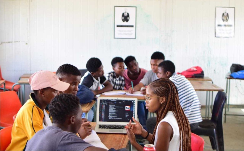 Mpho Letsoalo (r.) bei der Gruppenarbeit mit Jugendlichen von der Olivienhoutbosch Secondary School – vor der Coronakrise. (Foto: Young Aspiring Thinkers)