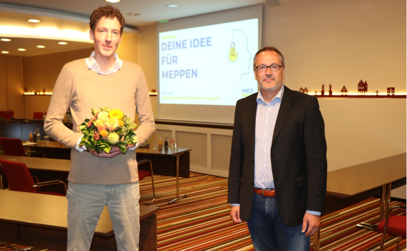 Bürgermeister Helmut Knurbein (rechts) gratulierte Dr. Hermann Clemens Altmeppen (links). Beide blicken gespannt der Umsetzung im nächsten Jahr entgegen. - Foto: Stadt Meppen