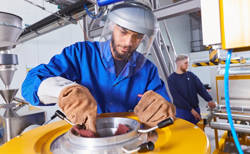 Mitarbeiter an der Laboranlage im Innovation Center. - Foto: Bischof + Klein