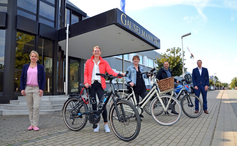 Los geht's: Larissa Brannahl, Katrin Wittenbrink und Mario Gringel freuen sich über die von der Gauselmann Gruppe zur Verfügung gestellten E-Bikes. Das Projekt hatten Christine Lindemann (links) und Björn Rodenberg initiiert. - Foto: Gauselmann