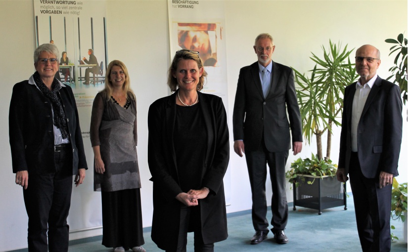 (von links): Barbara Schäfer (Arbeitsagentur Detmold); Frauke Schwietert (Arbeitsagentur Herford); Judith Pirscher (Regierungspräsidentin im Regierungsbezirk Detmold); Heinz Thiele (Arbeitsagentur Paderborn); Thomas Richter (Arbeitsagentur Bielefeld). - Foto: Agentur für Arbeit