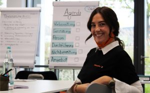 Maja Schmidt, Auszubildende zur Industriekauffrau, moderierte den Ablauf der zweiten Präsentationsgruppe. - Foto: Weidmüller