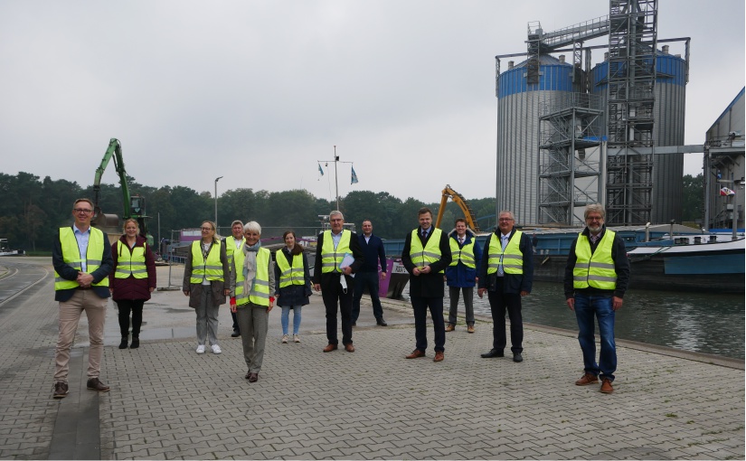 Über die Entwicklung und Zukunftspläne des Hafens Spelle-Venhaus informierten sich vor Ort die Mitglieder des Arbeitskreises Häfen und Schifffahrt der CDU-Landtagsfraktion. - Foto: Samtgemeinde Spelle