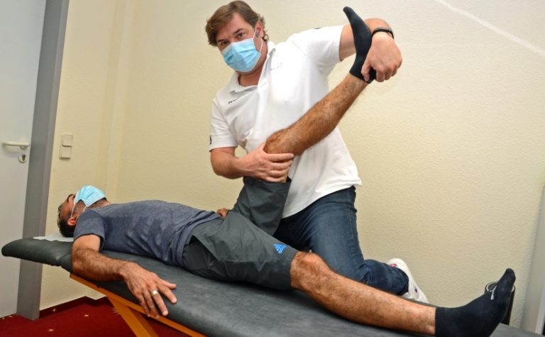 Hoch das Bein: Paolo Lilliu nutzt das Angebot der Gauselmann Gruppe, sich während der Arbeitszeit von Physiotherapeut Danyel Tomé behandeln zu lassen. - Foto: Gauselmann