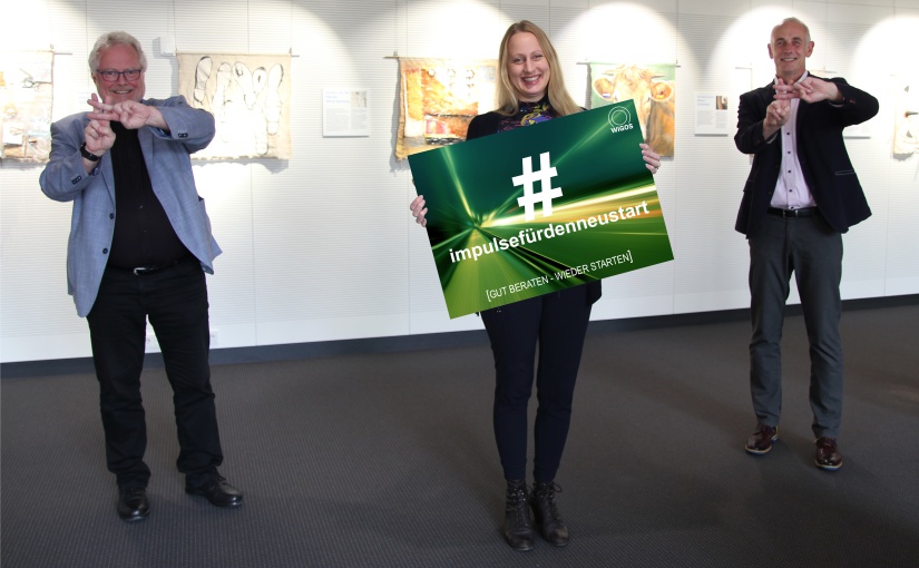 Steht für Antworten auf wichtige unternehmerische Fragestellungen: das Hashtag-Symbol vor den „impulsenfürdenneustart“. Bei deren Präsentation Landrätin Anna Kebschull (mitte) mit WIGOS-Geschäftsführer Siegfried Averhage (links) und dem Leiter des WIGOS-UnternehmensService Thomas Serries. - Foto: WIGOS / Eckhard Wiebrock