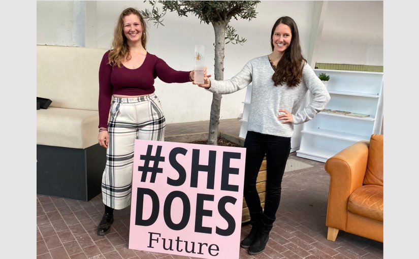 Die Gründerinnen von #SheDoesFuture mit dem Andrea Heininger Award. V.l.n.r.: Linn Kaßner-Dingersen und Sonja O’Reilly. - Foto: ©#SHEDOESFUTURE