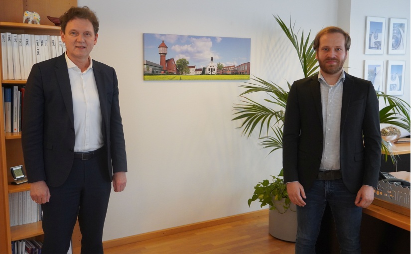 Oberbürgermeister Dieter Krone (links) begrüßte den neuen Klimaschutzmanager Sebastian Siemen. - Foto: Stadt Lingen