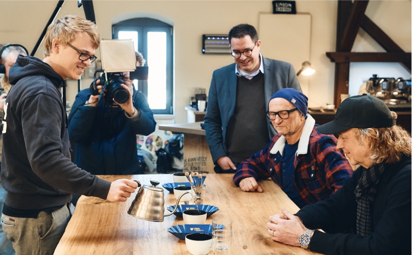 Das Team von Welt der Wunder filmt das Cupping Event während Sascha von Zabern (Mitte), Titus Dittmann (Mitte rechts) und Steffi Stephan (rechts) gespannt auf den ersten Kaffee warten. - Foto: Sigrun Strangmann Photography