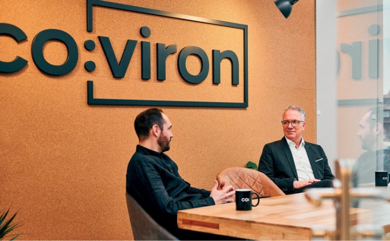 Carsten Menne (links), Geschäftsführer der Agentur co:listic, im Gespräch mit Frank Tischner, Hauptgeschäftsführer der Kreishandwerkerschaft Steinfurt-Warendorf, im Coworking Space co:viron. - Foto: co:viron