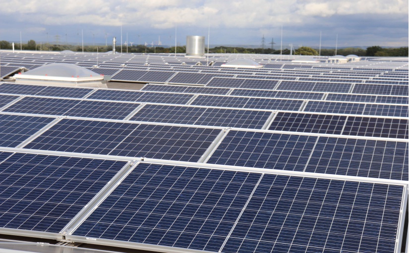 Die PV Anlage auf dem Fiege Dach an der Carl-Benz-Straße im MegaCenter Greven-Reckenfeld. - Foto: Fiege