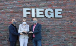 Trafen sich zur Übergabe der Laptops in Greven: (v.l.) Marius Hafeneger (Kinder- und Jugendhilfe), Martina Schlottbom (Fiege) und Michael Kaiser (Kinder- und Jugendhilfe). „Foto: Fiege“
