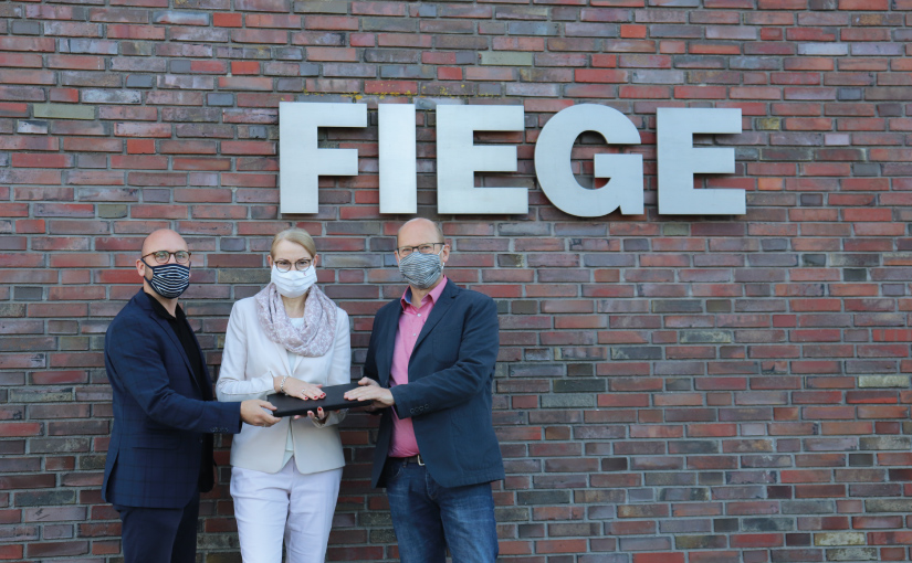 Trafen sich zur Übergabe der Laptops in Greven: (v.l.) Marius Hafeneger (Kinder- und Jugendhilfe), Martina Schlottbom (Fiege) und Michael Kaiser (Kinder- und Jugendhilfe). „Foto: Fiege“