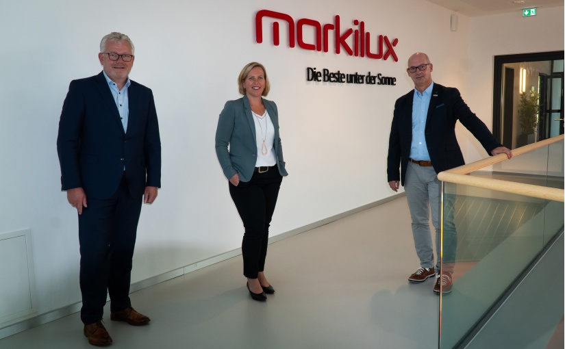 Markisenexperte markilux geht eine Werbekooperation mit dem Handballverein TV Emsdetten ein, der in der zweiten Bundesliga spielt. Das Unternehmen möchte sich hiermit als starker regionaler Arbeitgeber auch in Krisenzeiten positionieren. Foto (v.l.n.r): Frank Wiesner, Geschäftsführer TV Emsdetten Marketing GmbH, Christiane Berning, Leitung Marketing & Business Development bei markilux und Michael Gerling, Geschäftsführer Technik und Produktion bei markilux. - Foto: markilux