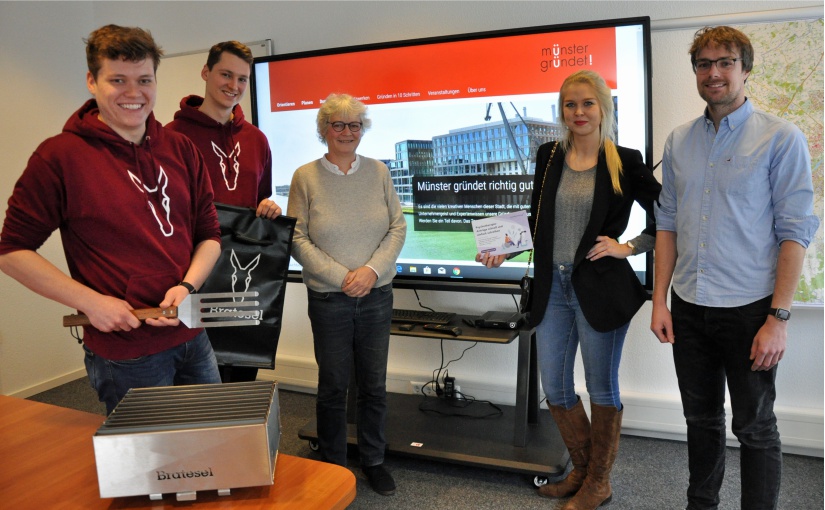 Das Gründerstipendium NRW hat die Gründer von blackbox innovation und Bratesel bei der Umsetzung ihrer innovativen Geschäftsidee unterstützt. Philipp Roß (l.) und Leon Brinkhaus (2.v.l.) sind mit ihrem mobilen Fahrrad-Grill inzwischen auf dem Markt. Ebenso haben Pia Bönnemann (2.v.r.) und Krystof Beuermann (r.) die Startphase gut gemeistert. Sie unterstützen Firmen bei der Kompetenz- und Produktentwicklung. Elisabeth Remmersmann ist bei der Wirtschaftsförderung Münster Ansprechpartnerin für das Förderprogramm. Foto: WFM/Martin Rühle