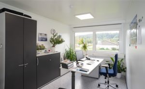 Die Container sind optimal an die EDV-Erfordernisse eines Büros angepasst und schaffen gleichzeitig eine helle und angenehme Arbeitsatmosphäre. - Foto: ELA