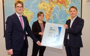 (v.l.): Geschäftsführer Bodo Gußmann und Ausbildungsleiterin Silvia Stammermann erhielten jetzt die Urkunde „TOP AUSBILDUNG“ aus den Händen von IHK-Hauptgeschäftsführer Marco Graf. - Foto: IHK Osnabrück - Emsland - Grafschaft Bentheim