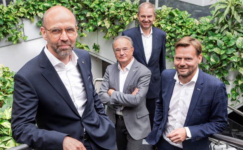 Die BOGE Geschäftsführung dankt ihren Mitarbeitern: Olaf Hoppe (vorne links), Michael Rommelmann (vorne rechts), Wolf D. Meier-Scheuven (hinten rechts) und Rolf Struppek (hinten Mitte). Foto: BOGE