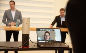 FH-Alumna Sarah Hüttenberend hat gemeinsam mit Mitstreiterinnen und Mitstreitern Zweitzeugen e. V. gegründet und berichtete davon per Videokonferenz. (Foto: FH Münster/Katharina Kipp)