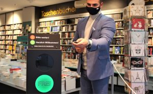 adp-Produktmanager Jendrik Volkmann bei der Inbetriebnahme der C-Ampel. - Foto: Gauselmann