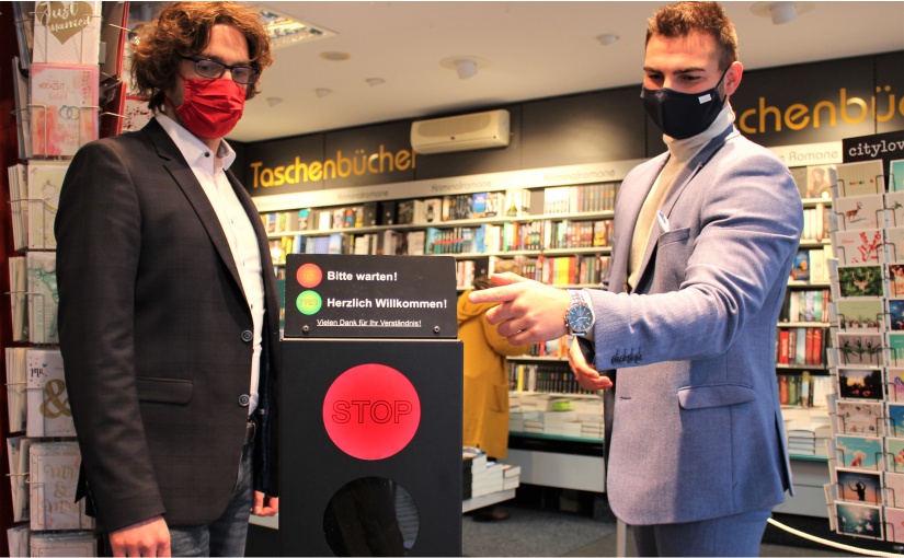 adp-Produktmanager Jendrik Volkmann (rechts) erläutert Andreas Oelschläger, Inhaber der Bücherstube Lübbecke, die C-Ampel. - Foto: Gauselmann