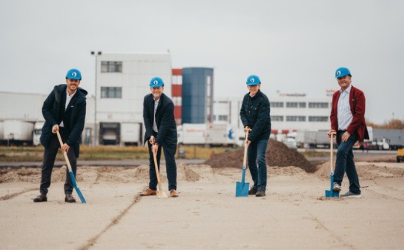 Spatenstich Hellmann Bremen (v.l.): Sven Eisfeld, Marco Schulte, Ralf Ohme, Klaus Hellmann. - Foto: Hellmann