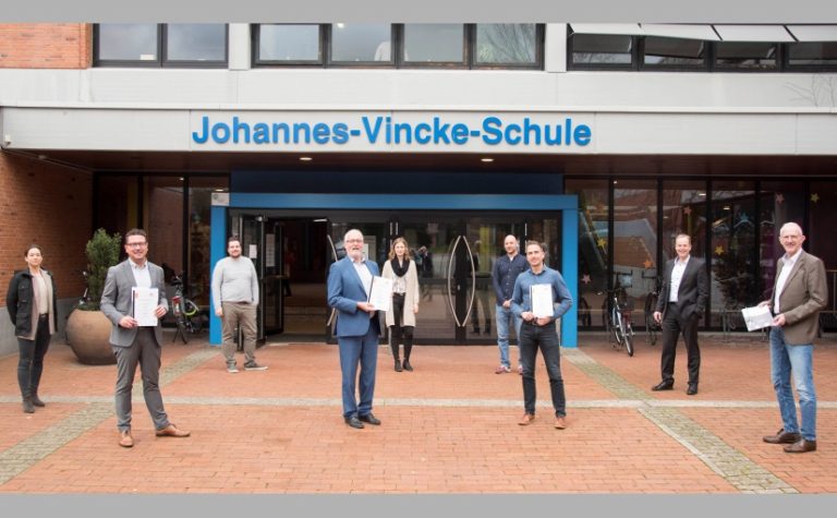 Sie starten mit einem ambitionierten Projektplan in die zweite Phase ihrer Zusammenarbeit (von links): Katja Bielefeld, Servicestelle Schule-Wirtschaft der MaßArbeit, Lars Hellmers, Vorstand der MaßArbeit, Kevin Lunckshausen, AVO-Ausbildungsleiter, Bernhard Loch, AVO-Geschäftsführer, Lena Pohlmann, AVO-Ausbildungsleitung, Alexander Vehring, Berufsorientierungsbeauftragter der Johannes-Vincke-Schule, Schulleiter Christian Schiffbänker, AVO-Personalleiter Christoph Schmedt und Bürgermeister Viktor Hermeler. - Foto: MaßArbeit / Uwe Lewandowski