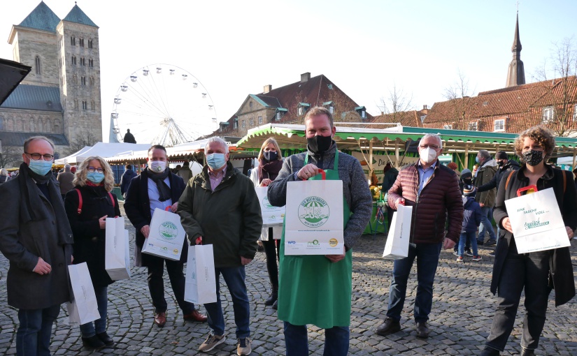 Kooperationspartner: Ermöglichten in der Zusammenarbeit die neue Tasche für den Wochenmarkt: Jan Witt (Kämmerer), Beate Thieke (Kämmerer), Alexander Illenseer (Marketing Osnabrück), Michael Elsner (Kämmerer), Jana Gerdes (IHK), Rainer Püning (Wochenmarktbeschicker), Martin Plogmann (Garant) und Christine Rother (Wirtschaftsförderung Osnabrück). - Foto: WFO Wirtschaftsförderung Osnabrück GmbH