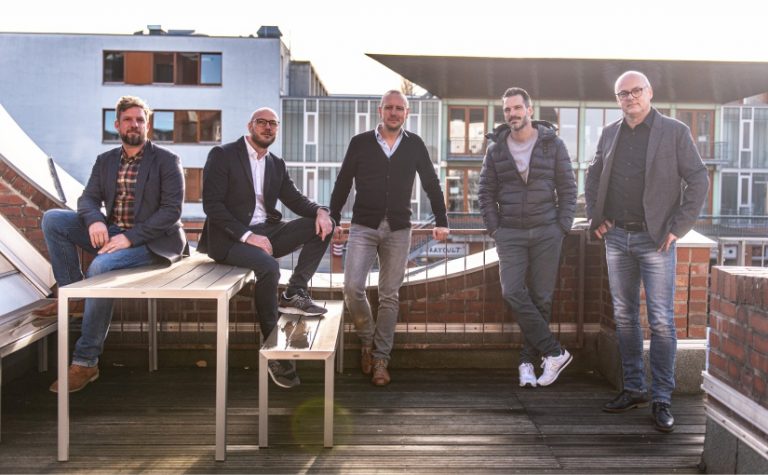 Die Gründer Nils Benjak, Marc-Henning Hütte, Daniel Rosin und Geschäftsführer Benjamin Andreas und Markus Bar (v.l.) - Foto: LIVING CONCEPT)