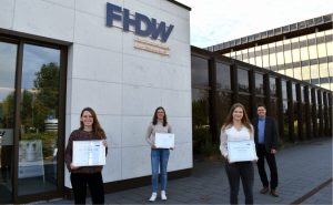 Die drei neuen FHDW-Stipendiatinnen Alice Plet, Isabel Lammert und Sophia Struck (von links) nahmen zum Studienstart Ihre Urkunden entgegen. Prof. Dr. Stefan Nieland, Präsident und Campusleiter, überreichte diese im Namen der Hochschule. Foto: FHDW