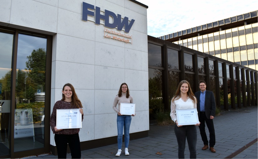 Die drei neuen FHDW-Stipendiatinnen Alice Plet, Isabel Lammert und Sophia Struck (von links) nahmen zum Studienstart Ihre Urkunden entgegen. Prof. Dr. Stefan Nieland, Präsident und Campusleiter, überreichte diese im Namen der Hochschule. Foto: FHDW