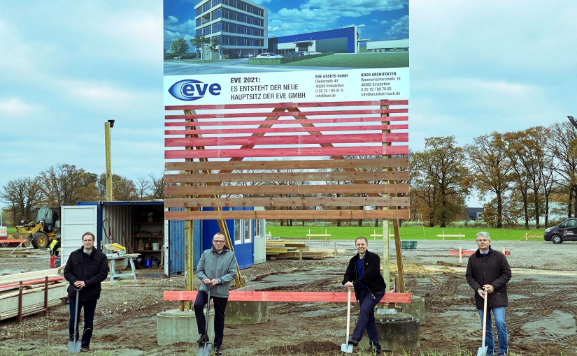 Bild v.l.n.r.: Andreas Homann (Sparkasse Emsdetten), Bürgermeister Oliver Kellner, EVE-Geschäftsführer Markus Knäpper und Architekt Wilhelm Koch. - Foto: Stadt Emsdetten