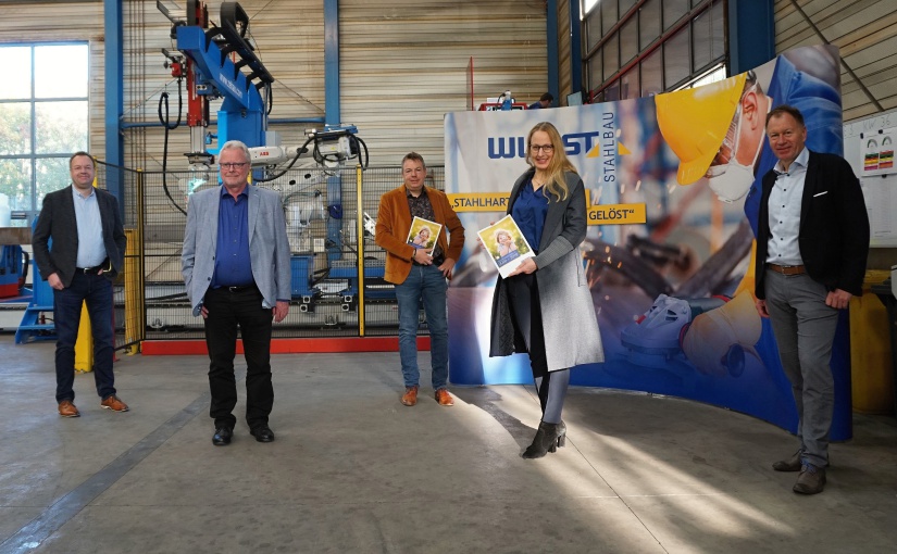 Michael Wurst (von links), WIGOS-Geschäftsführer Siegfried Averhage, Thomas Wurst, Landrätin Anna Kebschull und Christian Wurst vor der neu-en roboterbasierten Fertigungsstraße in Bersenbrück. Text und Foto: Ulrike Havermeyer