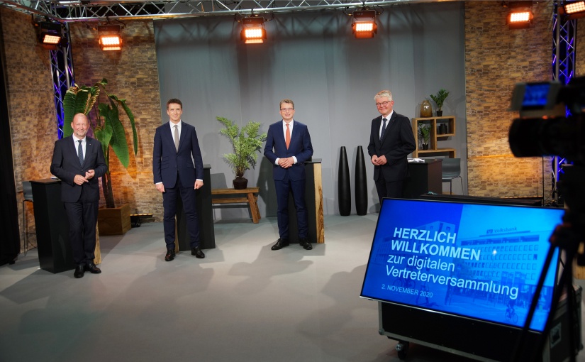 Erfolgreiche Premiere der digitalen Vertreterversammlung: (v.li.) das Volksbank-Vorstandsteam Reinhold Frieling, Ulrich Scheppan und Michael Deitert (Vorsitzender) mit Aufsichtsratsvorsitzendem Michael Mersch. - Foto: Volksbank BIGT