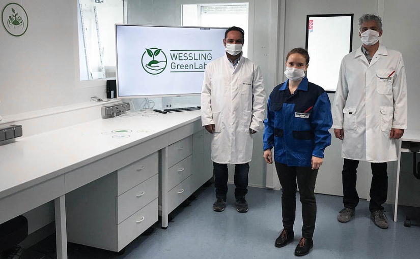 (von links) Frédéric Jeampierre, Valentine Gernigon und Jean-François Campens von WESSLING France bei der Einweihung des neuen Labors für Kompostierbarkeit in Frankreich. Foto: ©WESSLING