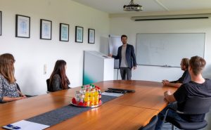 insensiv-Luftreiniger in Besprechungsraum. - Foto: intensiv GmbH