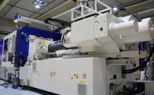 Eine der neuen energieeffizienten „Blue Power“- Spritzgussmaschinen der Reihe GX 1000 bei Ninka während des Aufbaus. - Foto: Ninka