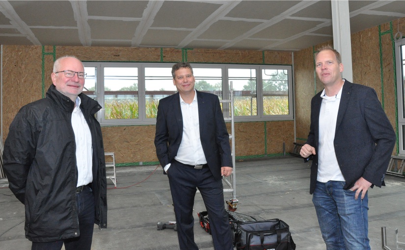 Euro-Express-Geschäftsführer Stefan David (Mitte) realisiert den neuen Firmensitz komplett in Holzbauweise mit der Firma Brüggemann. Geschäftsführer Tobias Brüggemann (r.) und Dieter Schewetzky (l.) von der Wirtschaftsförderung machten sich bei der Baustellenbegehung ein Bild vom zügigen Fortschritt der Arbeiten im Hansa-BusinessPark II. Foto: WFM Münster/Martin Rühle