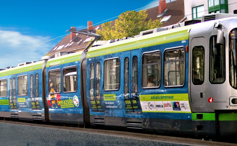 Unter dem Motto „Steig ein bei Top-Ausbildungsbetrieben“ macht die Straßenbahn auf Ausbildungsmöglichkeiten in der Region Hannover aufmerksam. - Bild: AUBI-plus GmbH