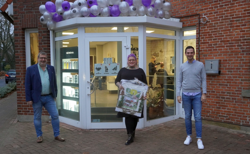 Martin Koopmann (li.) und Jens Schröder (re.) gratulieren Jenifer Altheimer zur Neueröffnung. - Foto: Stadt Lingen (Ems)