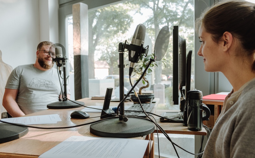 Lea Wilkens im Gespräch mit Unternehmensnachfolger Jan-Florian Sichert. Interviewsituation mit laufenden Mikrofonen. - Foto © opwoco Media GmbH