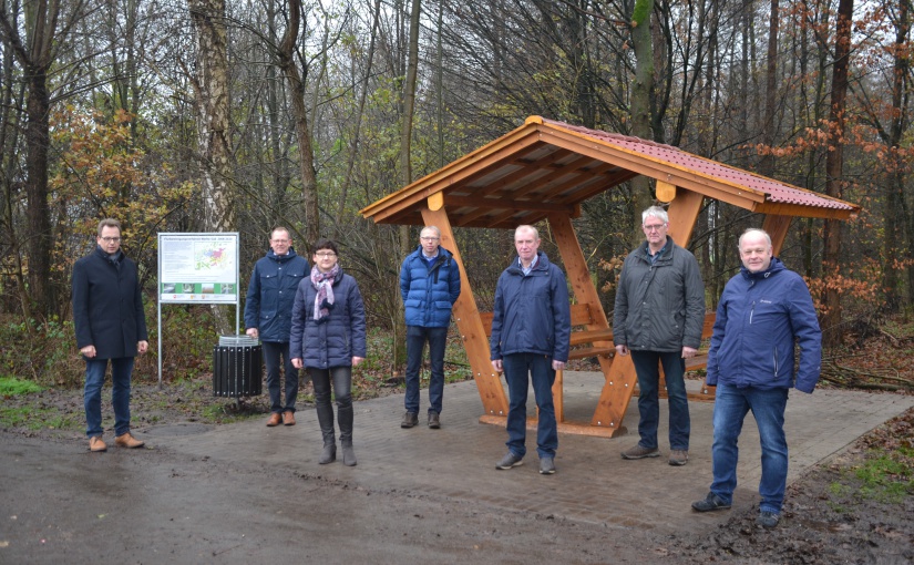 von links: Ludger Kewe, Stadtdirektor Stadt Werlte. Daniel Thele, Bürgermeister Stadt Werlte. Anita Schleper, Dezernatsleiterin, Amt für regionale Landesentwicklung, Meppen. Helmut Hermsen, Amt für regionale Landesentwicklung, Meppen. Bernd Büter, stellv. Bürgermeister Stadt Werlte. Wilhelm Holtmann, Vorsitzender Teilnehmergemeinschaft. Dieter Cloppenburg, Leiter Planen, Bauen und Wohnen, Samtgemeinde Werlte. - Foto: Andy Albers, Stadt Werlte